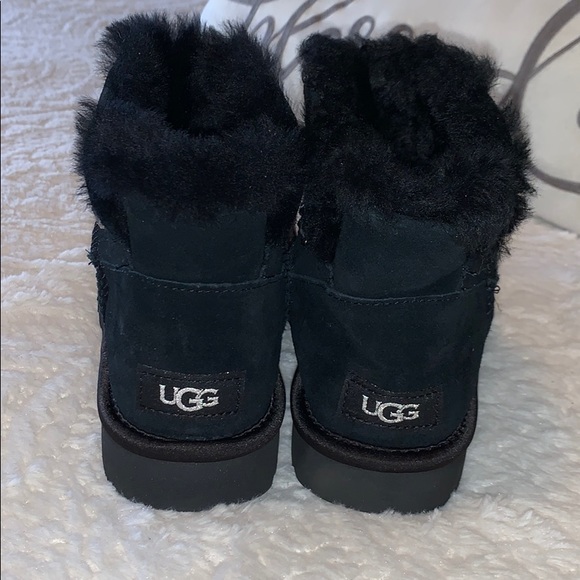 {UGG} BNWOT UGG Boots - Picture 4 of 6